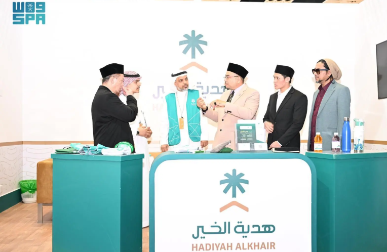 تستعرض جمعية هدية الحاج والمعتمر مشاريعها وابتكاراتها لضيوف الرحمن، ضمن مشاركتها في النسخة الخامسة من مؤتمر ومعرض الحج 2025